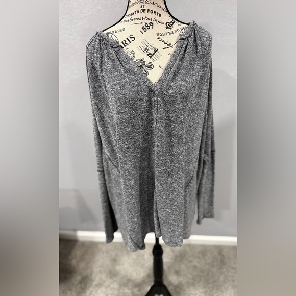 Kye Mi Tops - Kye Mi Long Sleeve Knit Top
Size Large – Gray – Back Slit Detail